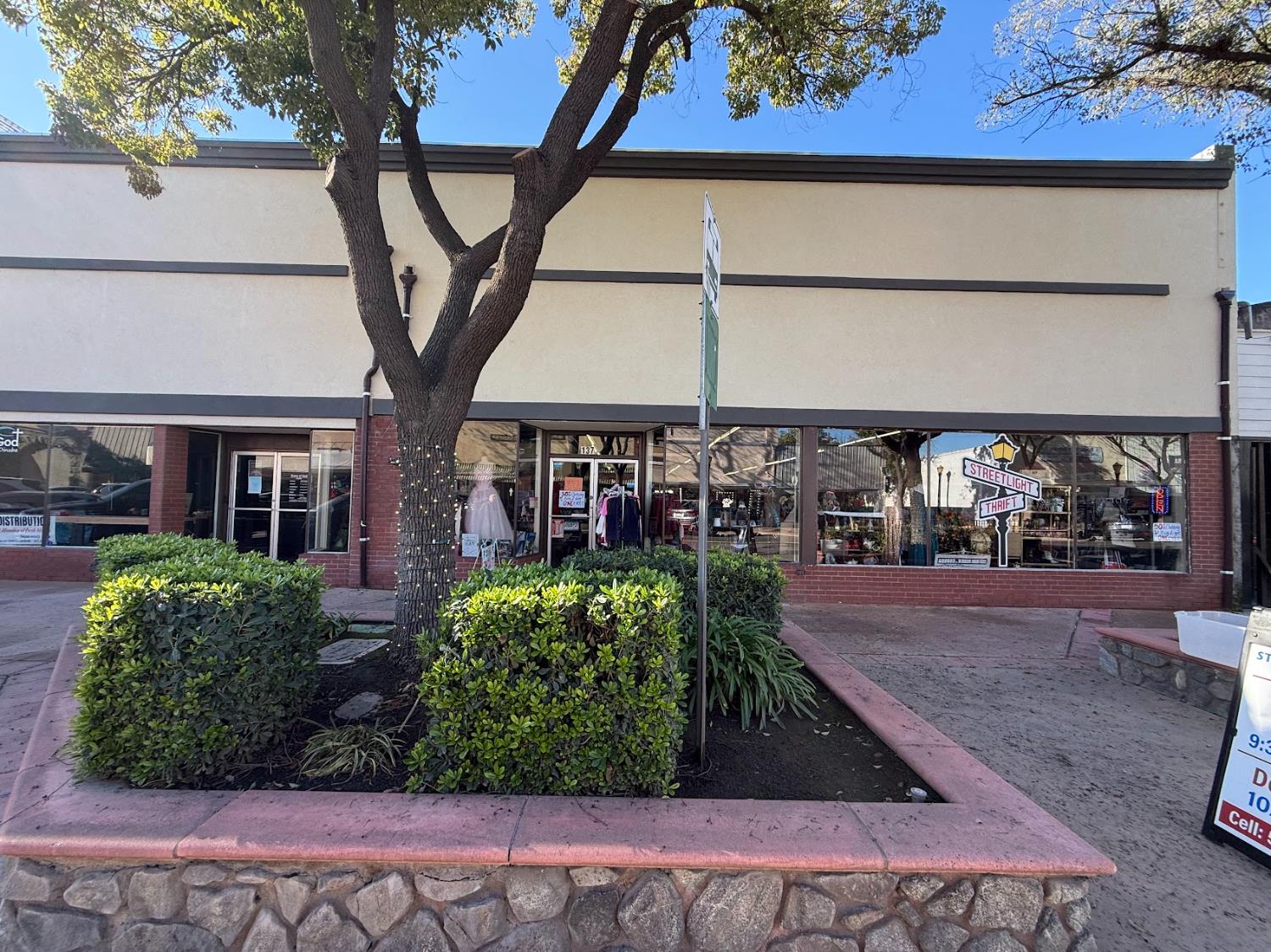 137 N L St, Dinuba, CA 93618