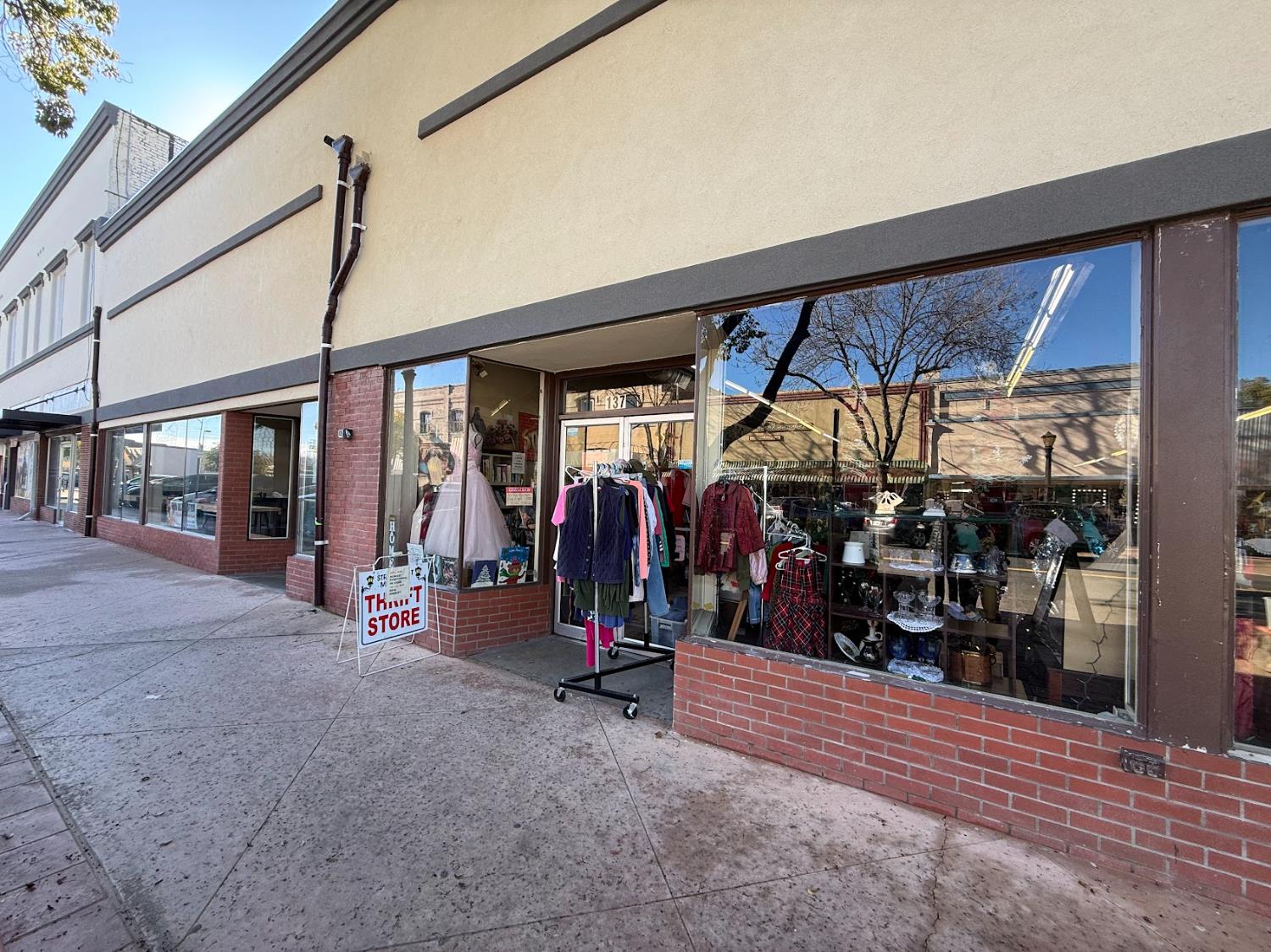 137 N L St, Dinuba, CA 93618