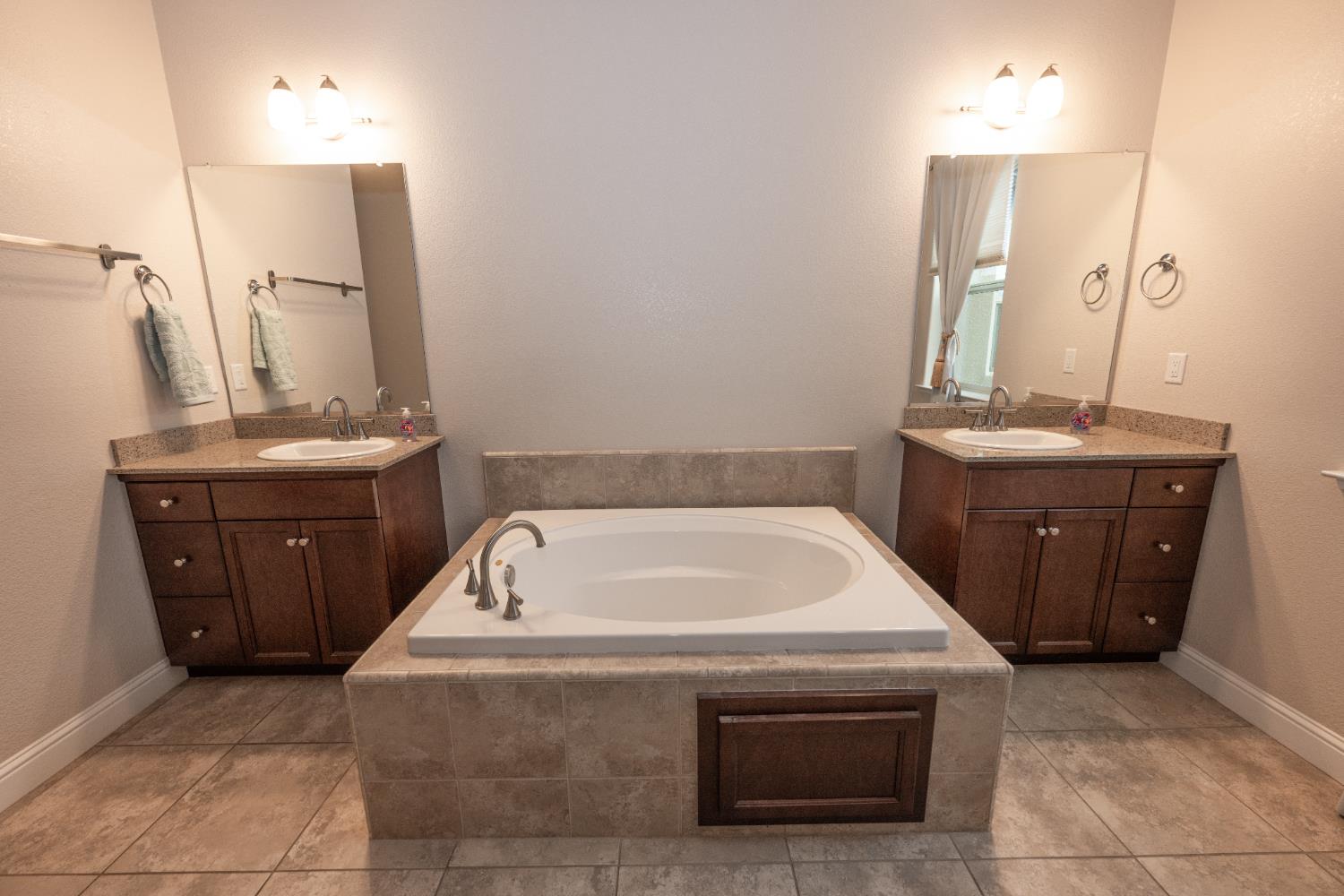 1634 E Autumn Sage Ave, Fresno, CA 93730