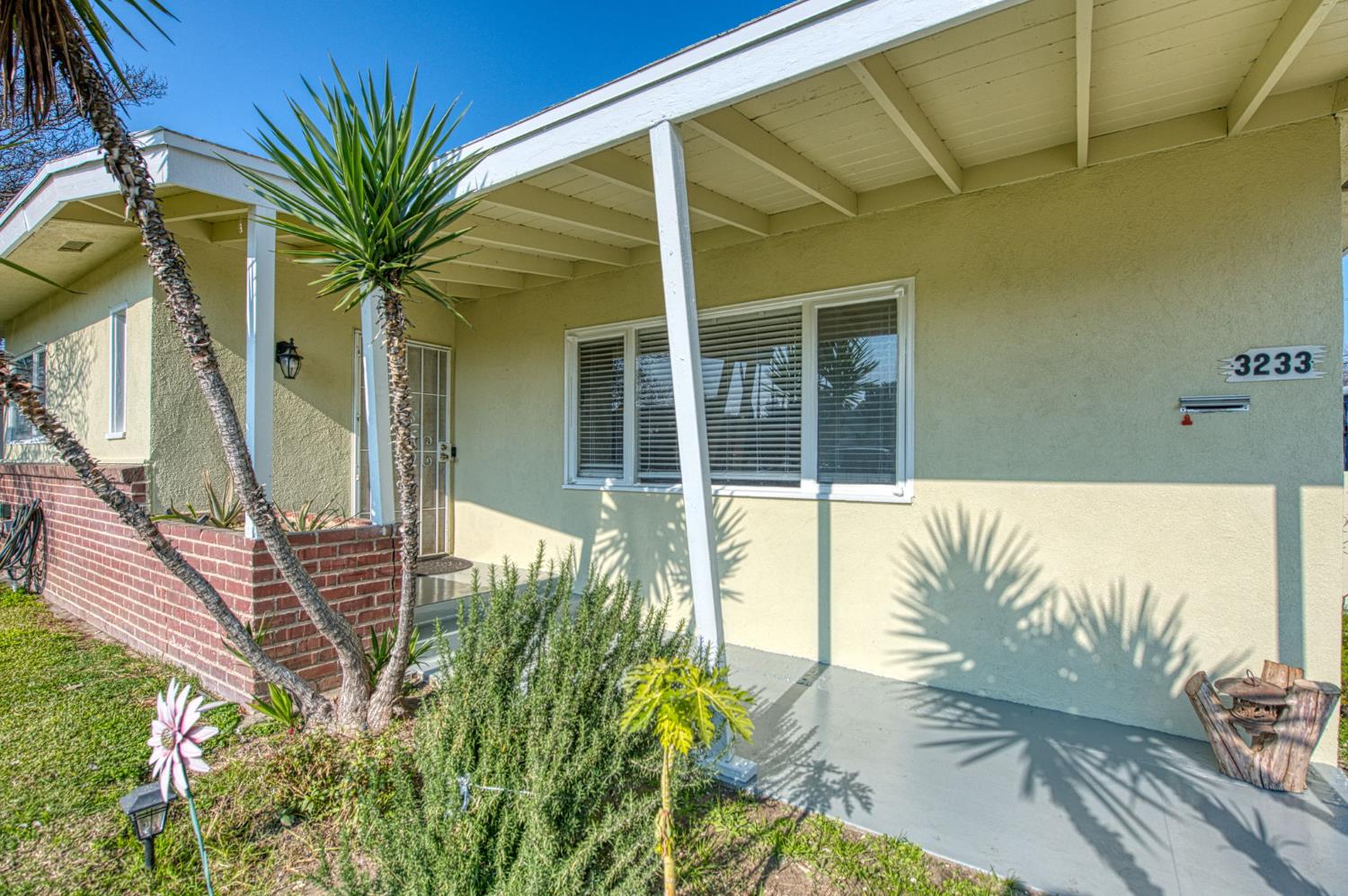 3233 E dakota, Fresno, CA 93726