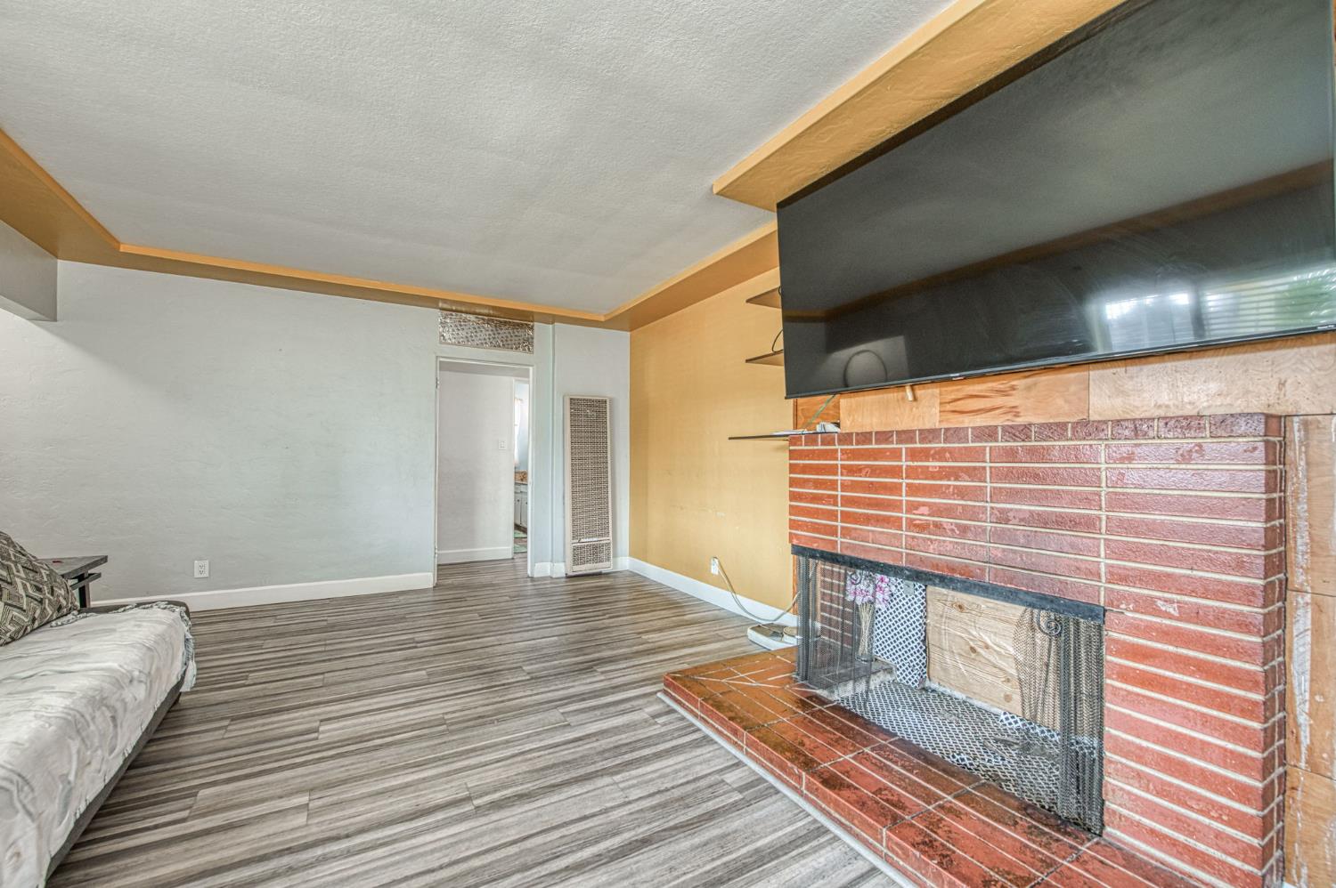 3233 E dakota, Fresno, CA 93726