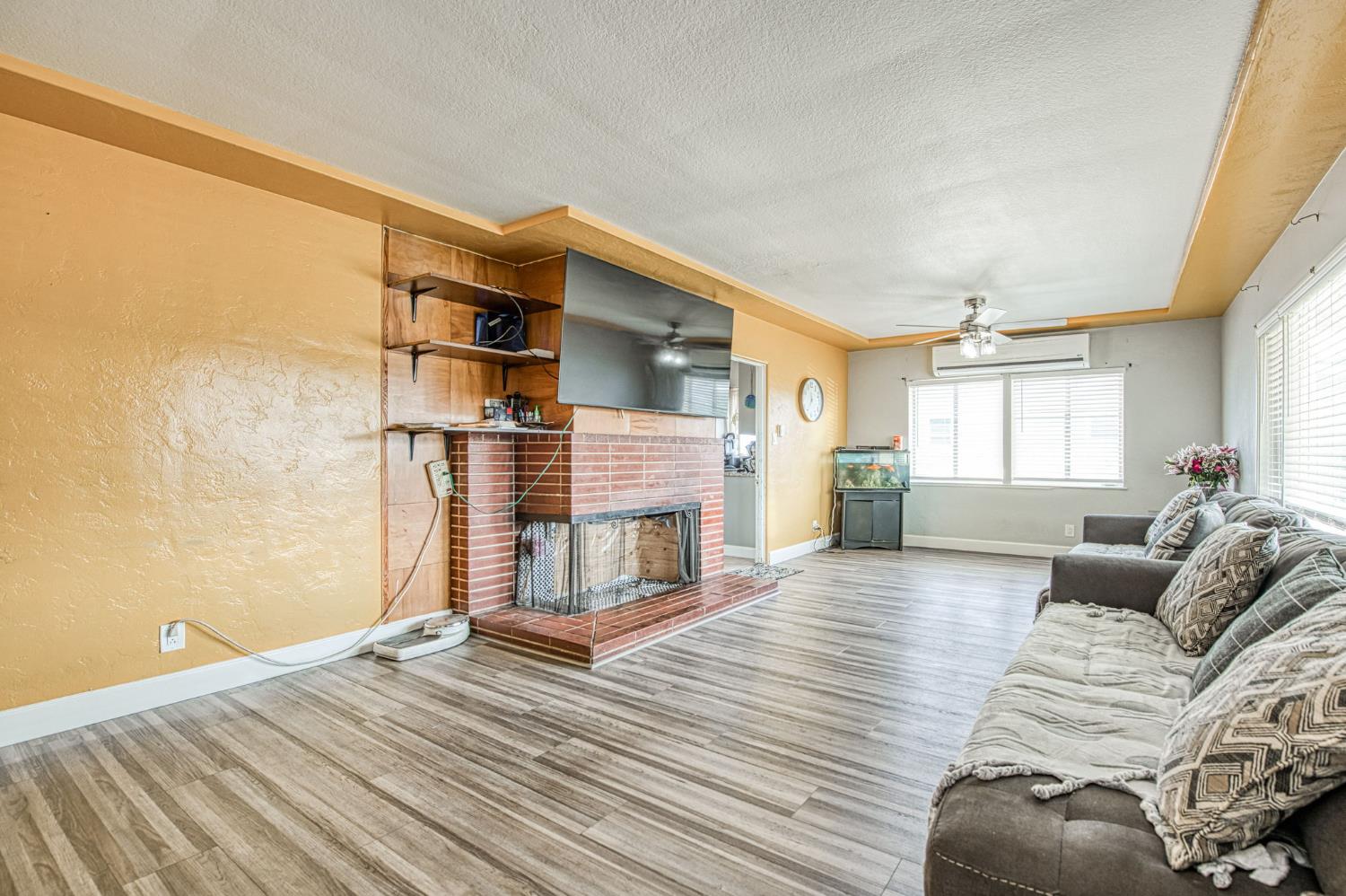 3233 E dakota, Fresno, CA 93726