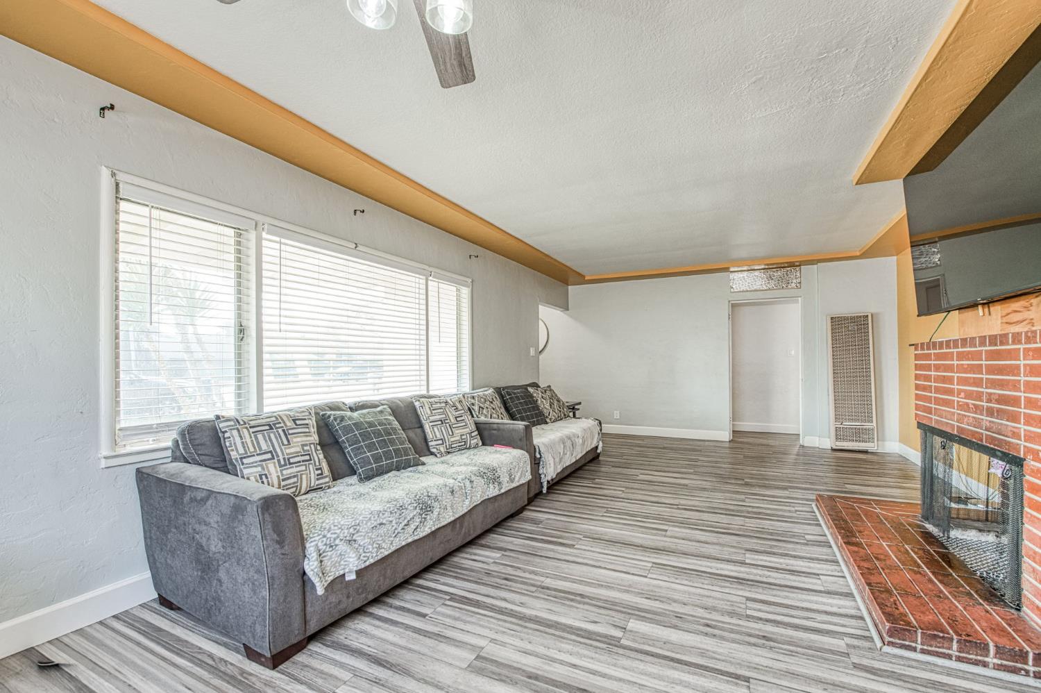 3233 E dakota, Fresno, CA 93726