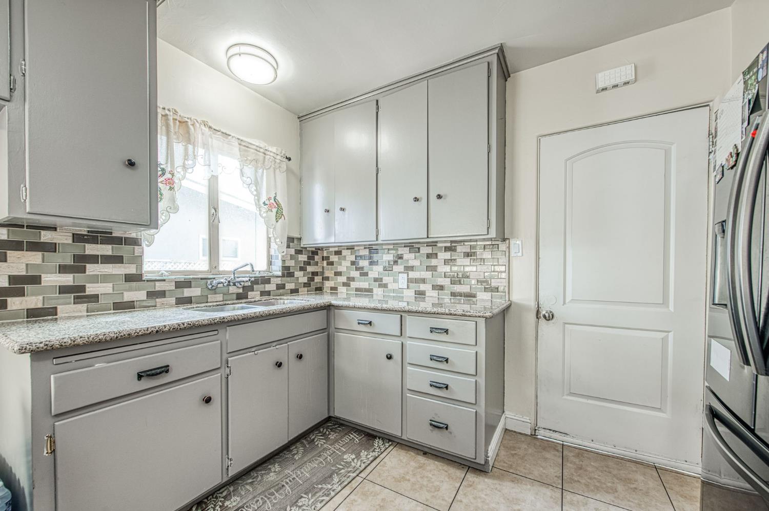 3233 E dakota, Fresno, CA 93726