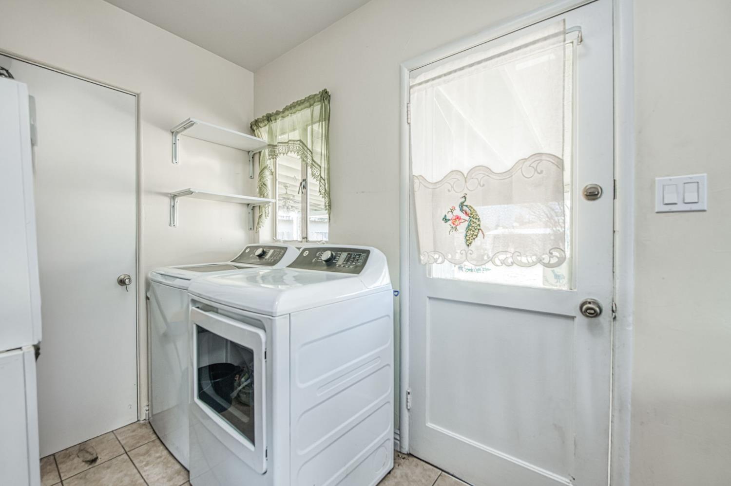 3233 E dakota, Fresno, CA 93726