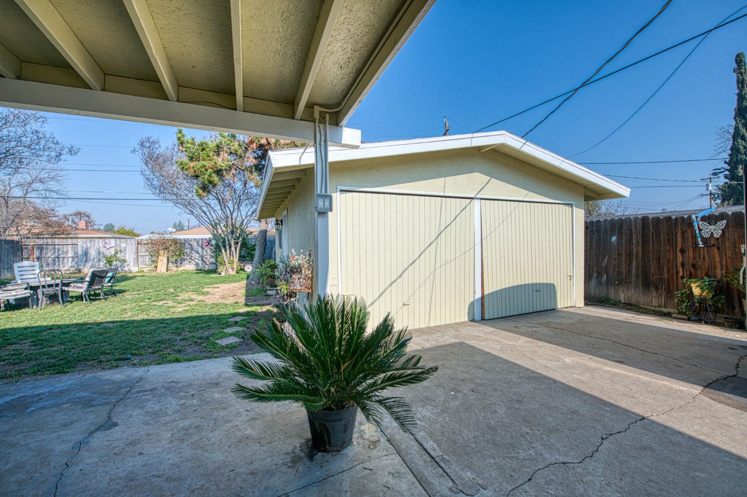3233 E dakota, Fresno, CA 93726