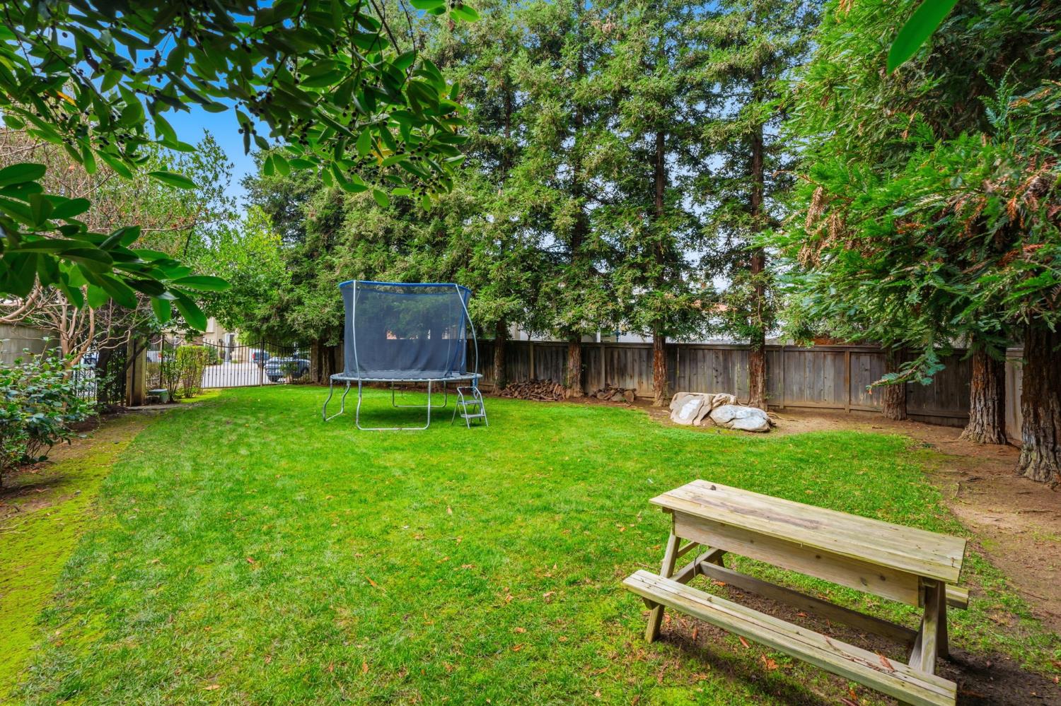 2689 E Sean Ave, Fresno, CA 93720