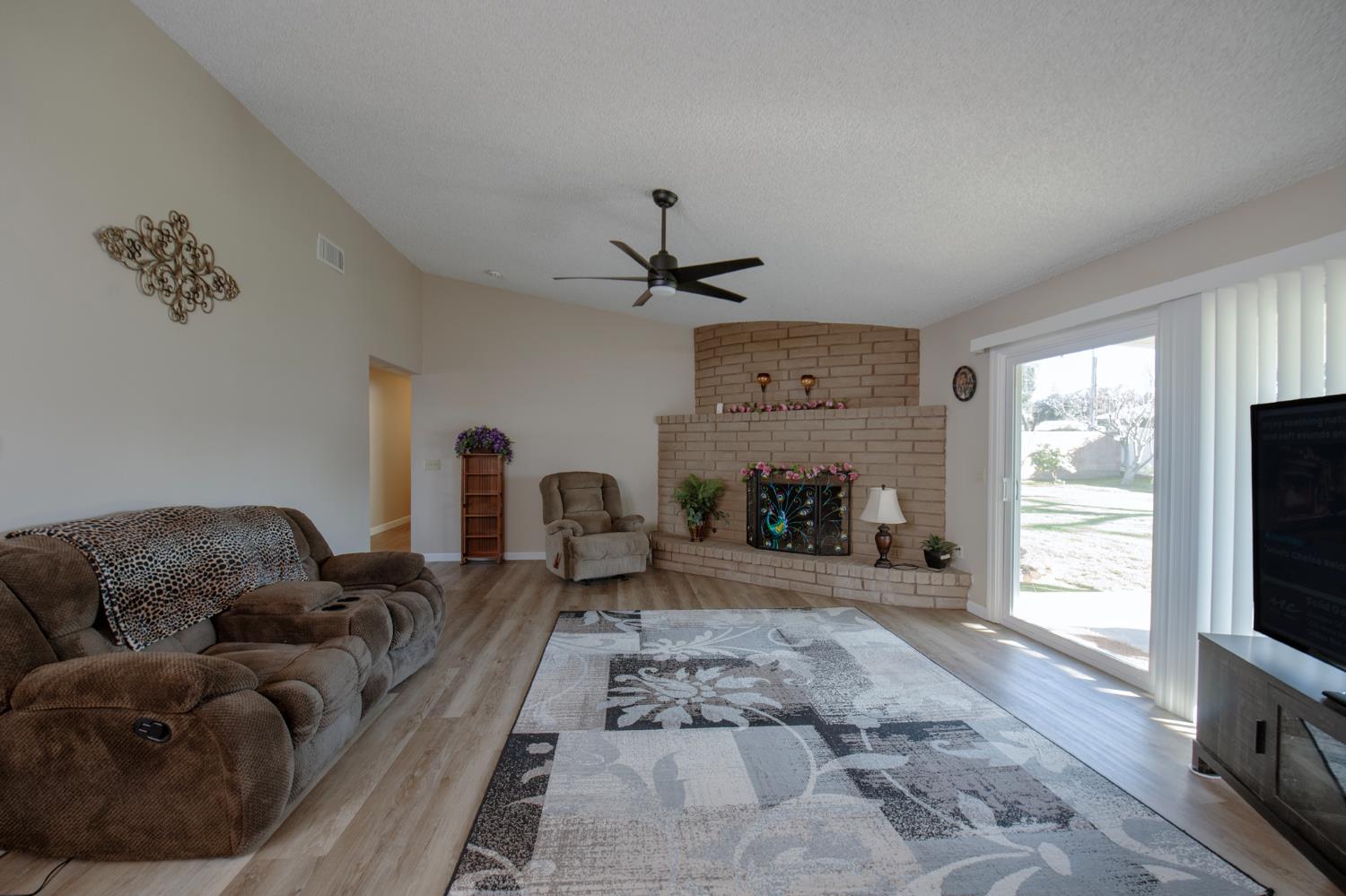 1125 W Sierra Ave, Fresno, CA 93711