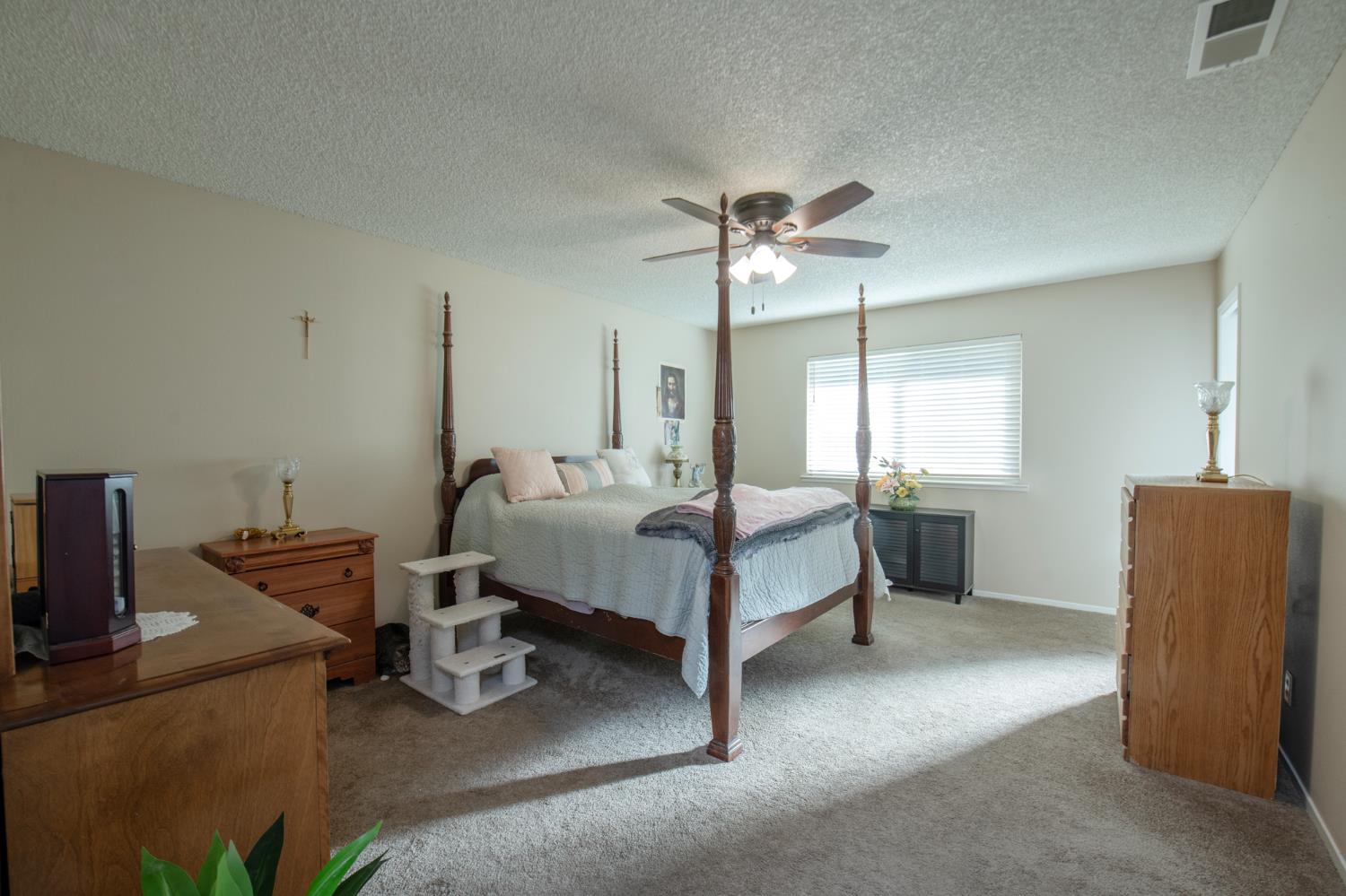 1125 W Sierra Ave, Fresno, CA 93711