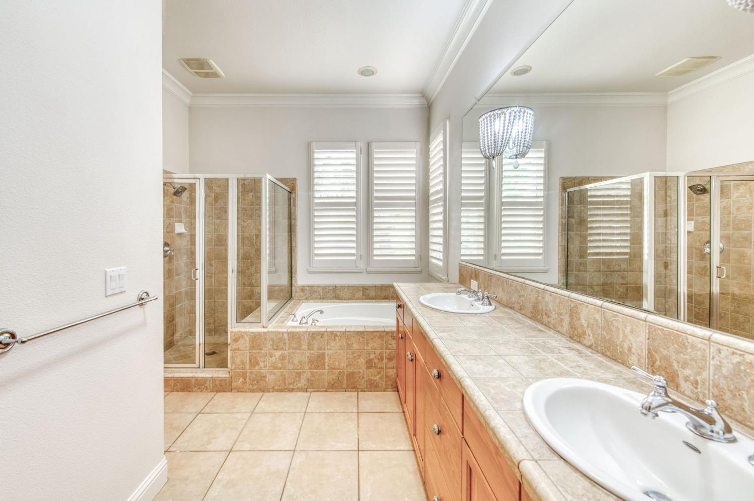 1646 N Hughes Ave, Clovis, CA 93619