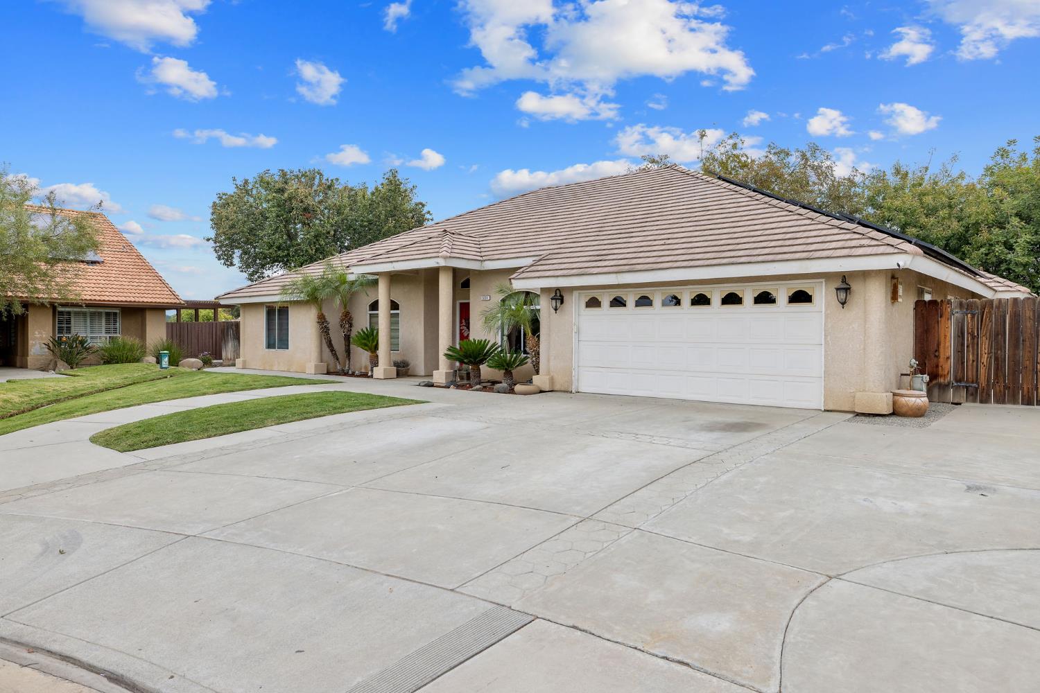 594 Diana Ct, Hanford, CA 93230