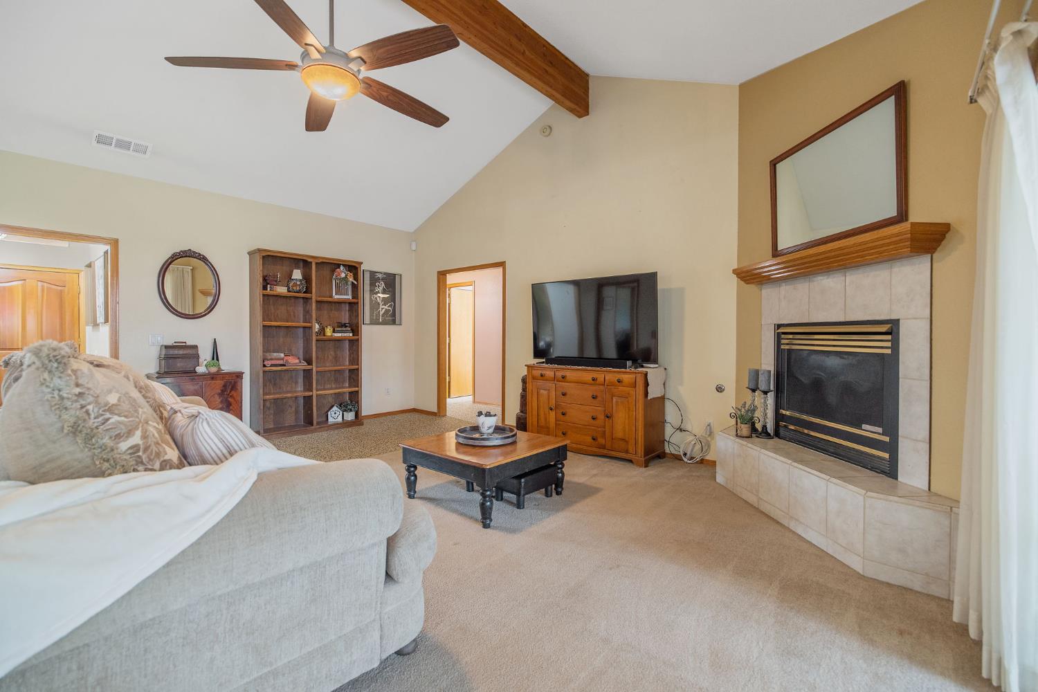 594 Diana Ct, Hanford, CA 93230