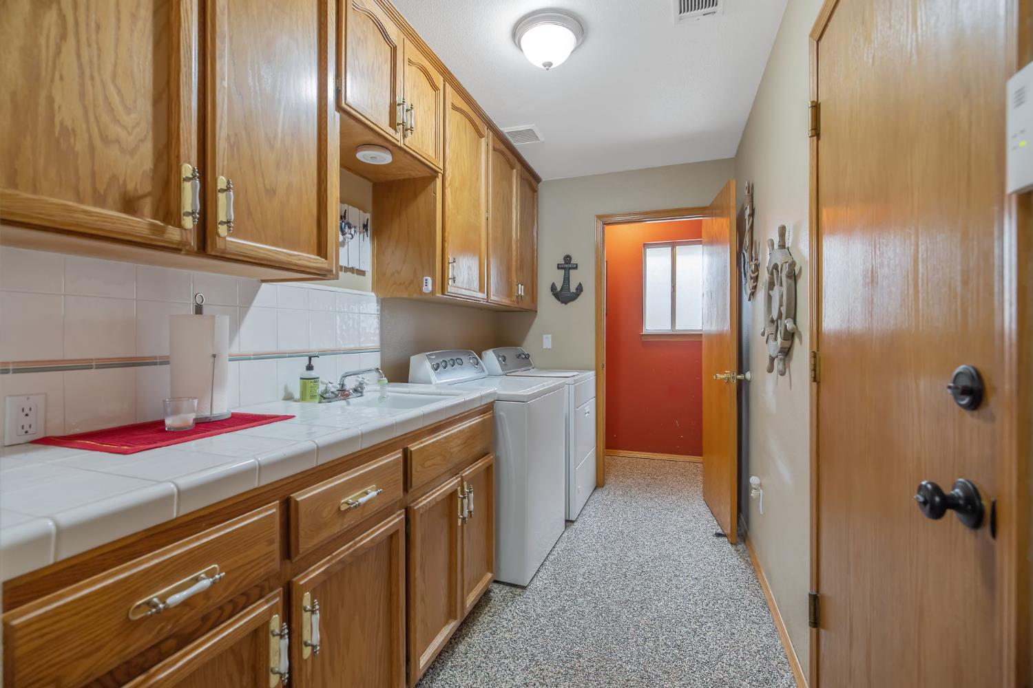 594 Diana Ct, Hanford, CA 93230