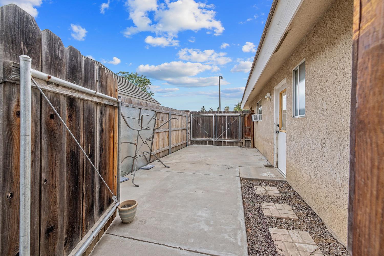 594 Diana Ct, Hanford, CA 93230