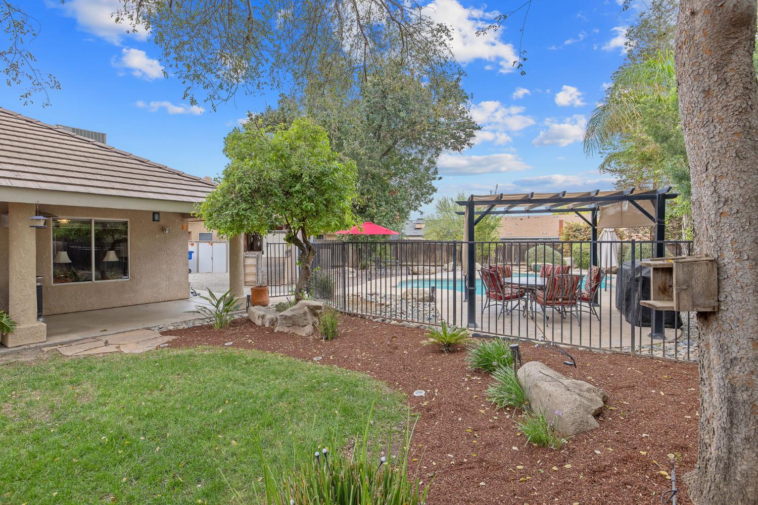 594 Diana Ct, Hanford, CA 93230