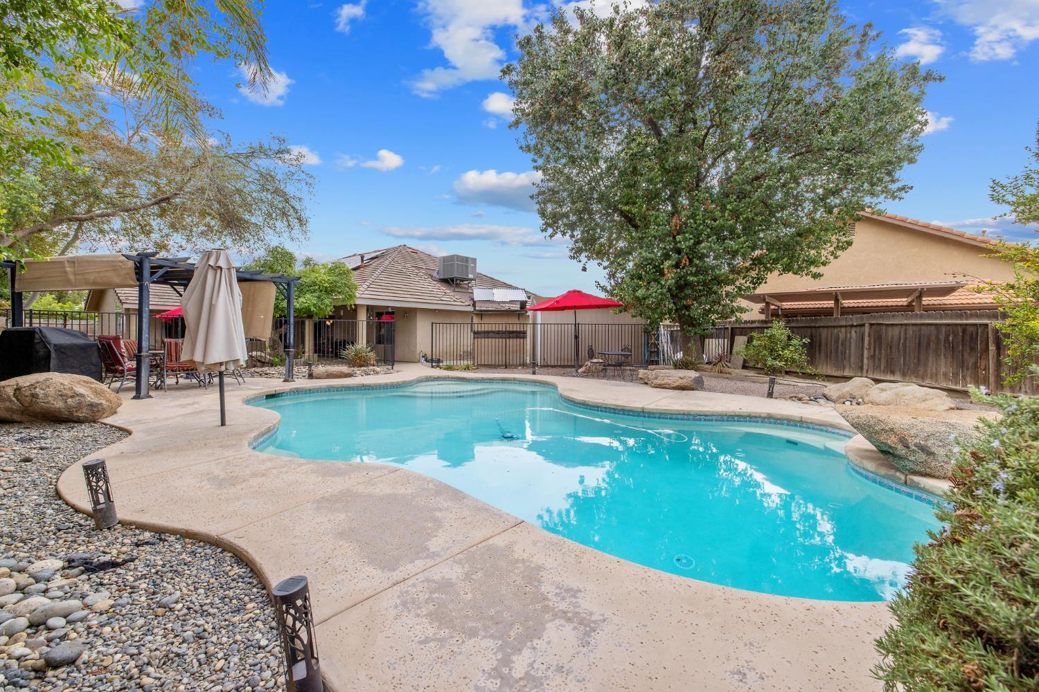 594 Diana Ct, Hanford, CA 93230