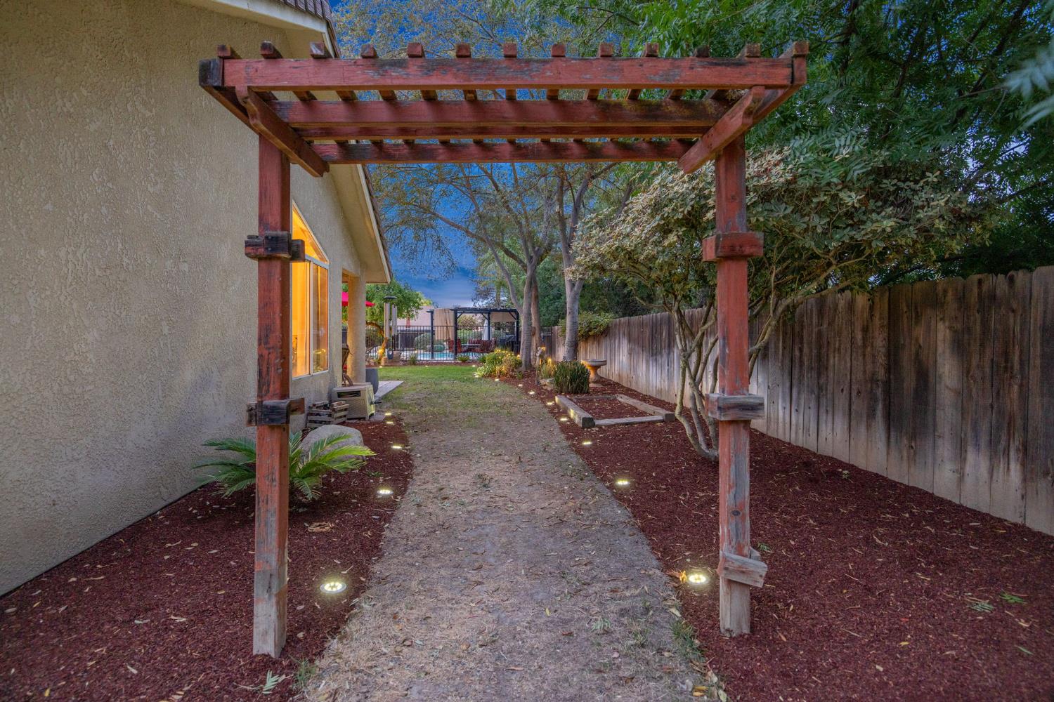 594 Diana Ct, Hanford, CA 93230