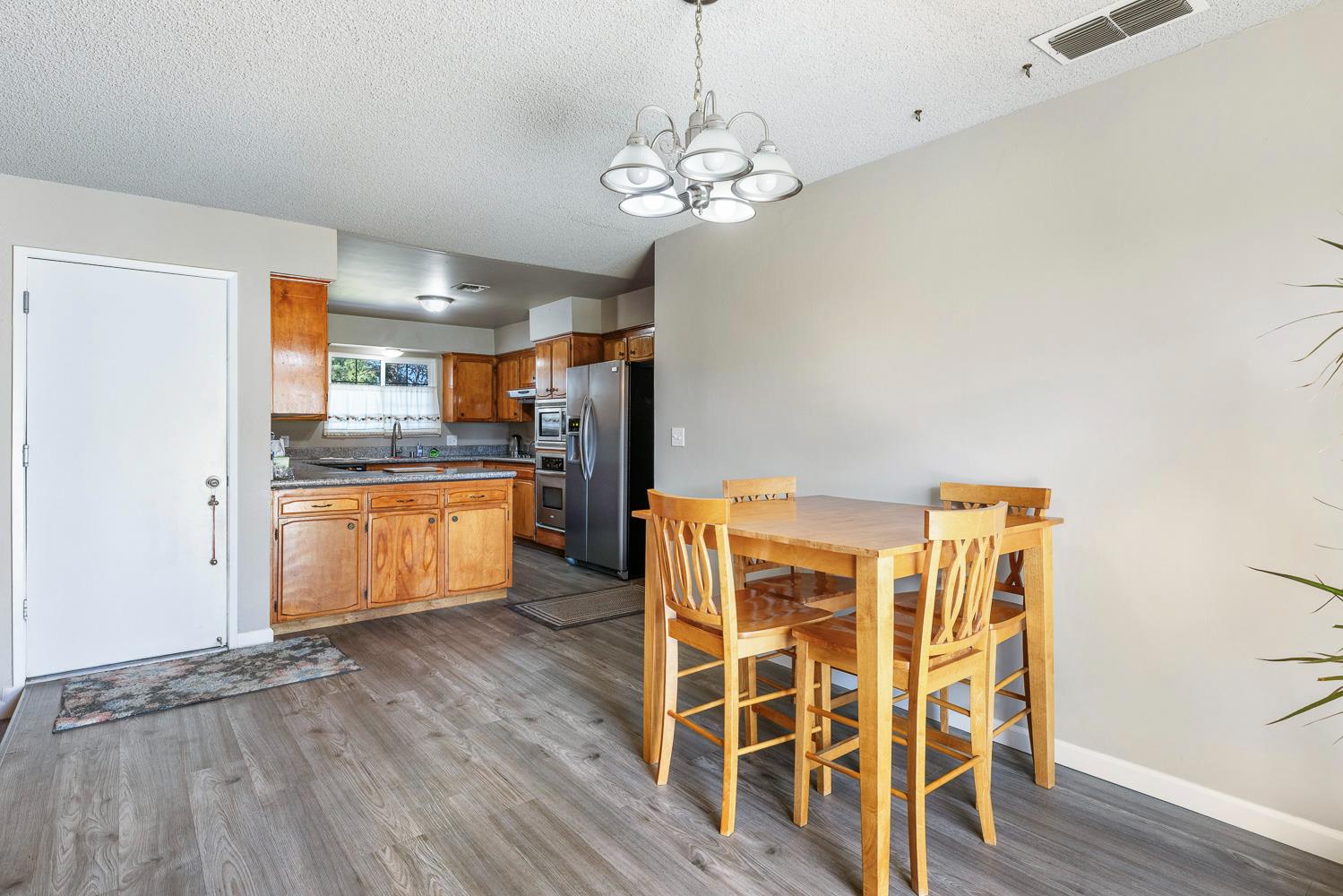 1427 Pierce Dr, Clovis, CA 93612