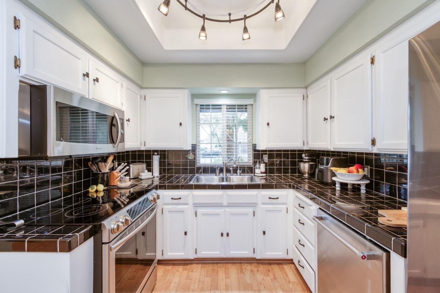 230 N Bush Ave, Clovis, CA 93612