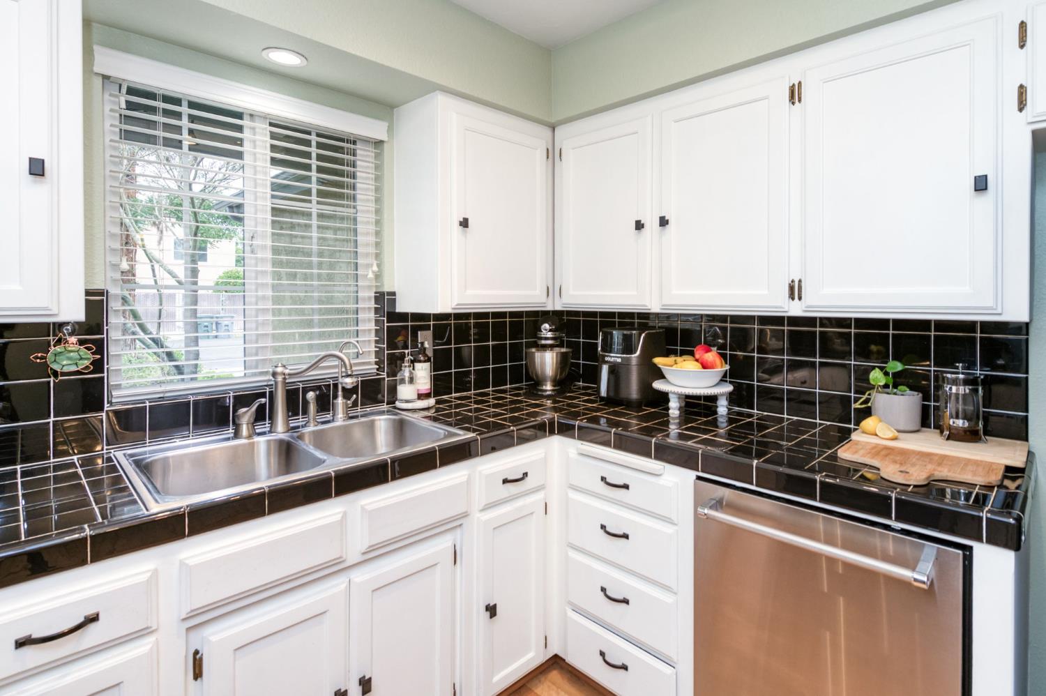 230 N Bush Ave, Clovis, CA 93612