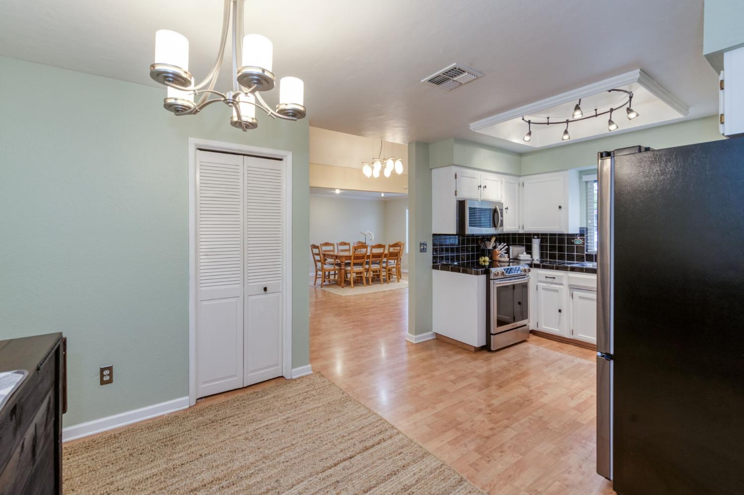 230 N Bush Ave, Clovis, CA 93612