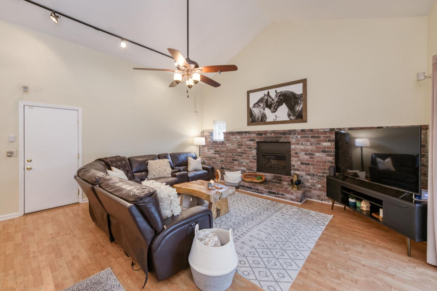 230 N Bush Ave, Clovis, CA 93612