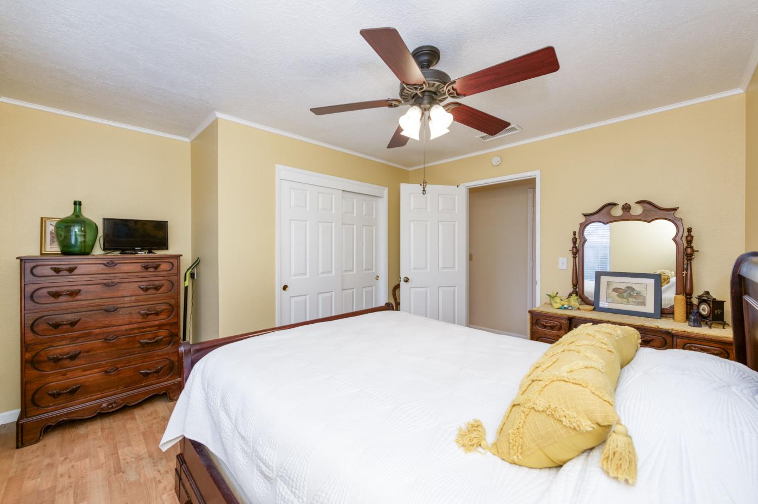 230 N Bush Ave, Clovis, CA 93612