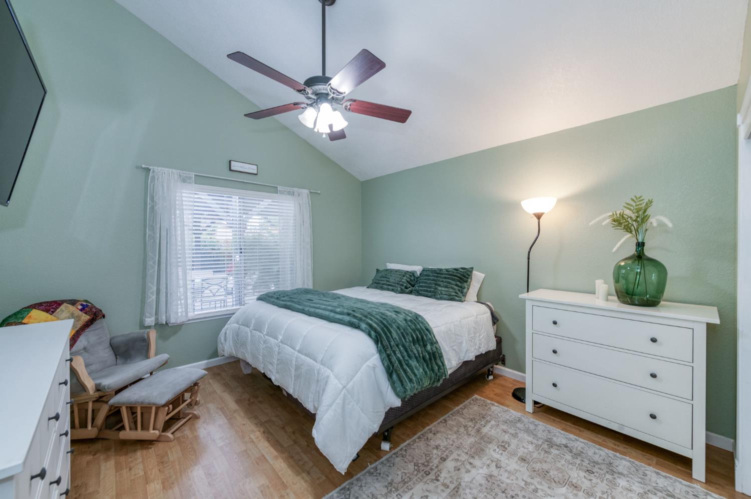 230 N Bush Ave, Clovis, CA 93612