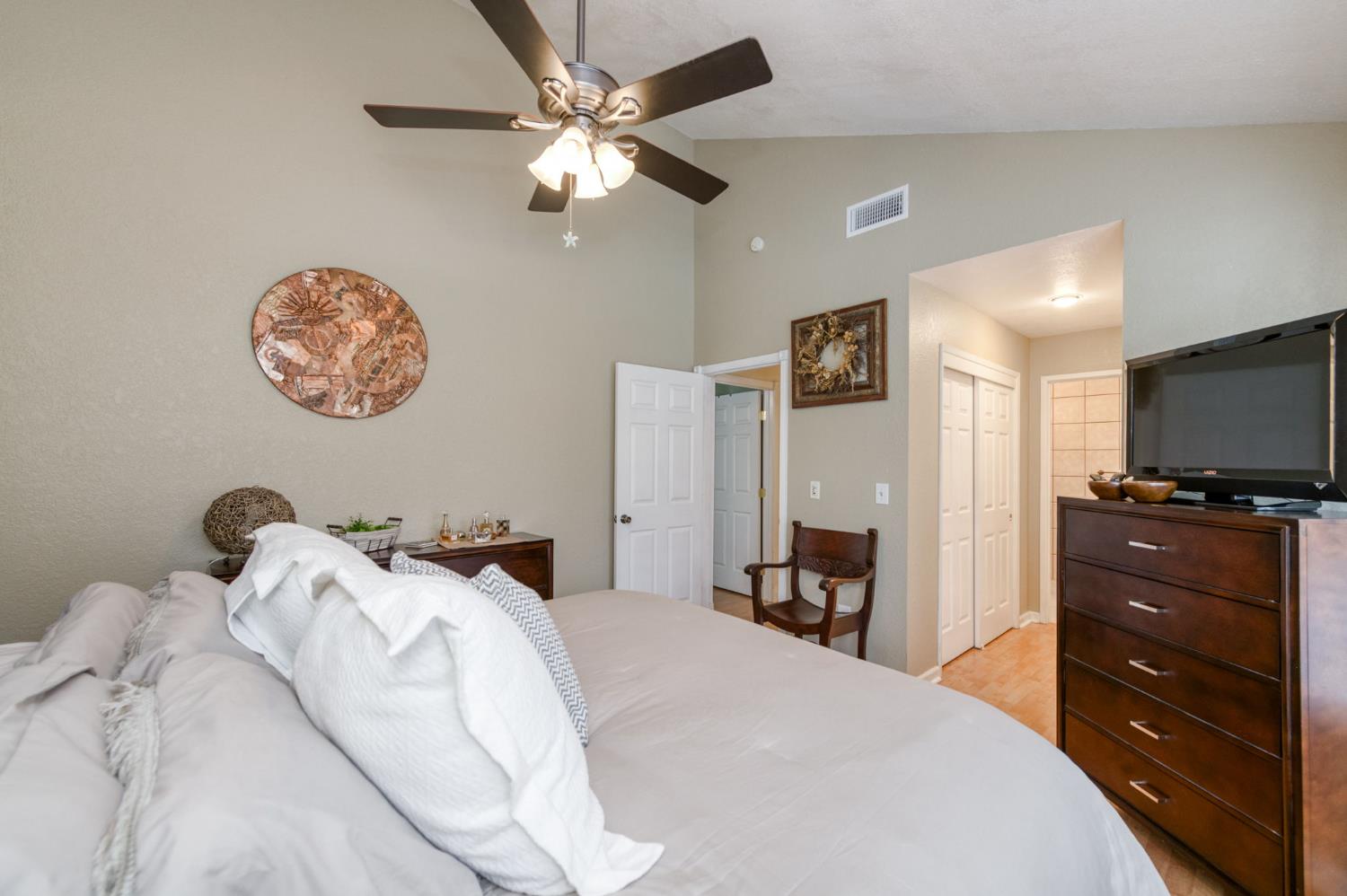 230 N Bush Ave, Clovis, CA 93612