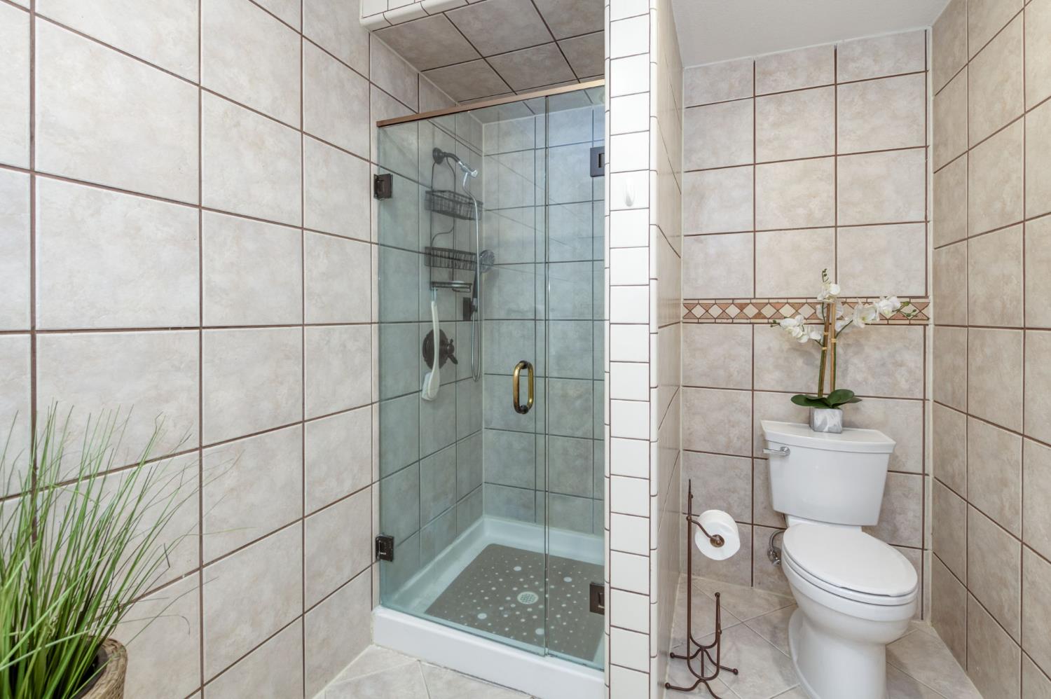 230 N Bush Ave, Clovis, CA 93612