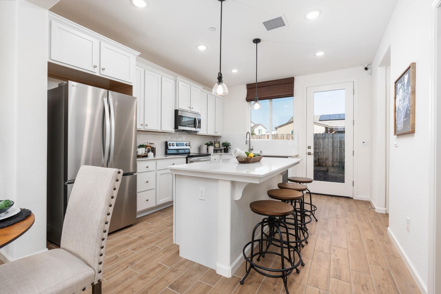 6540 E Cresthaven Dr, Fresno, CA 93727