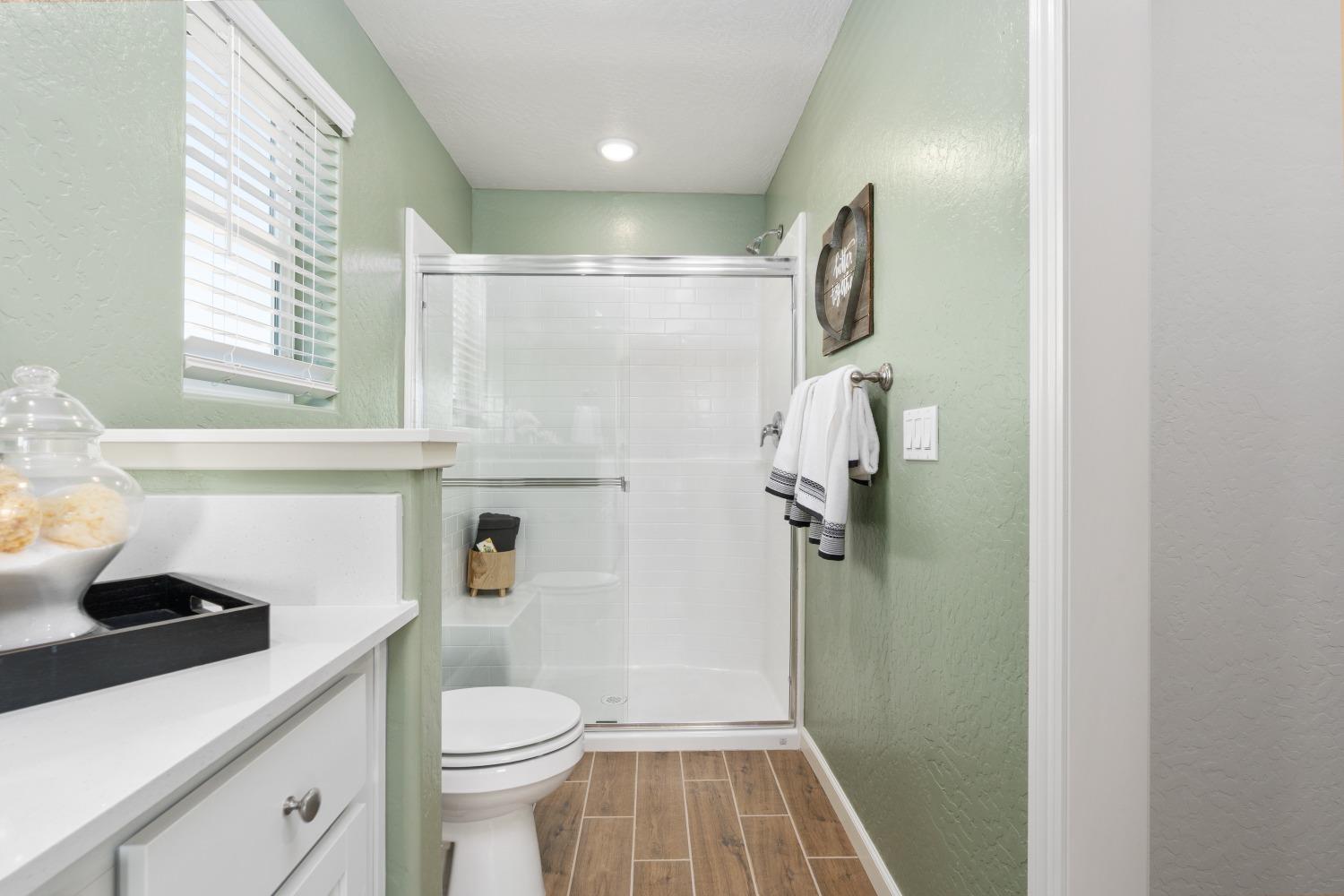 6540 E Cresthaven Dr, Fresno, CA 93727