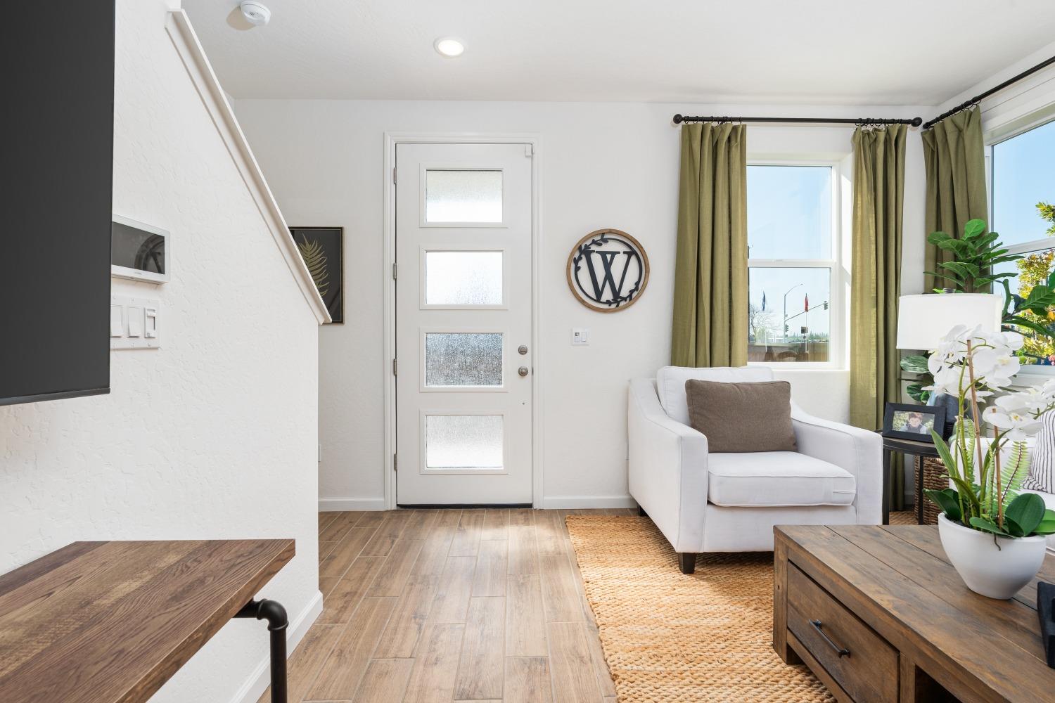 6572 E Cresthaven Dr, Fresno, CA 93727