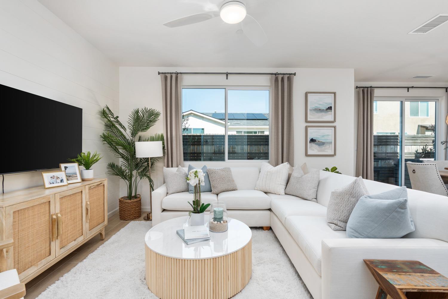 6580 E Cresthaven Dr, Fresno, CA 93727