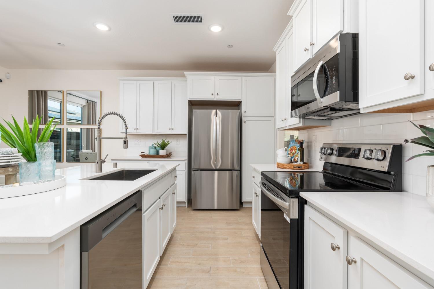 6580 E Cresthaven Dr, Fresno, CA 93727