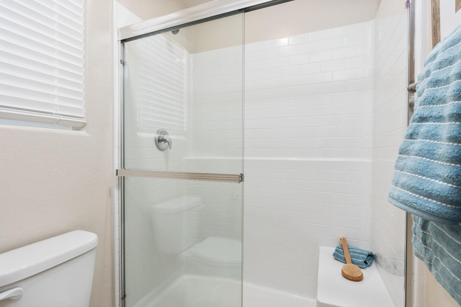 6580 E Cresthaven Dr, Fresno, CA 93727