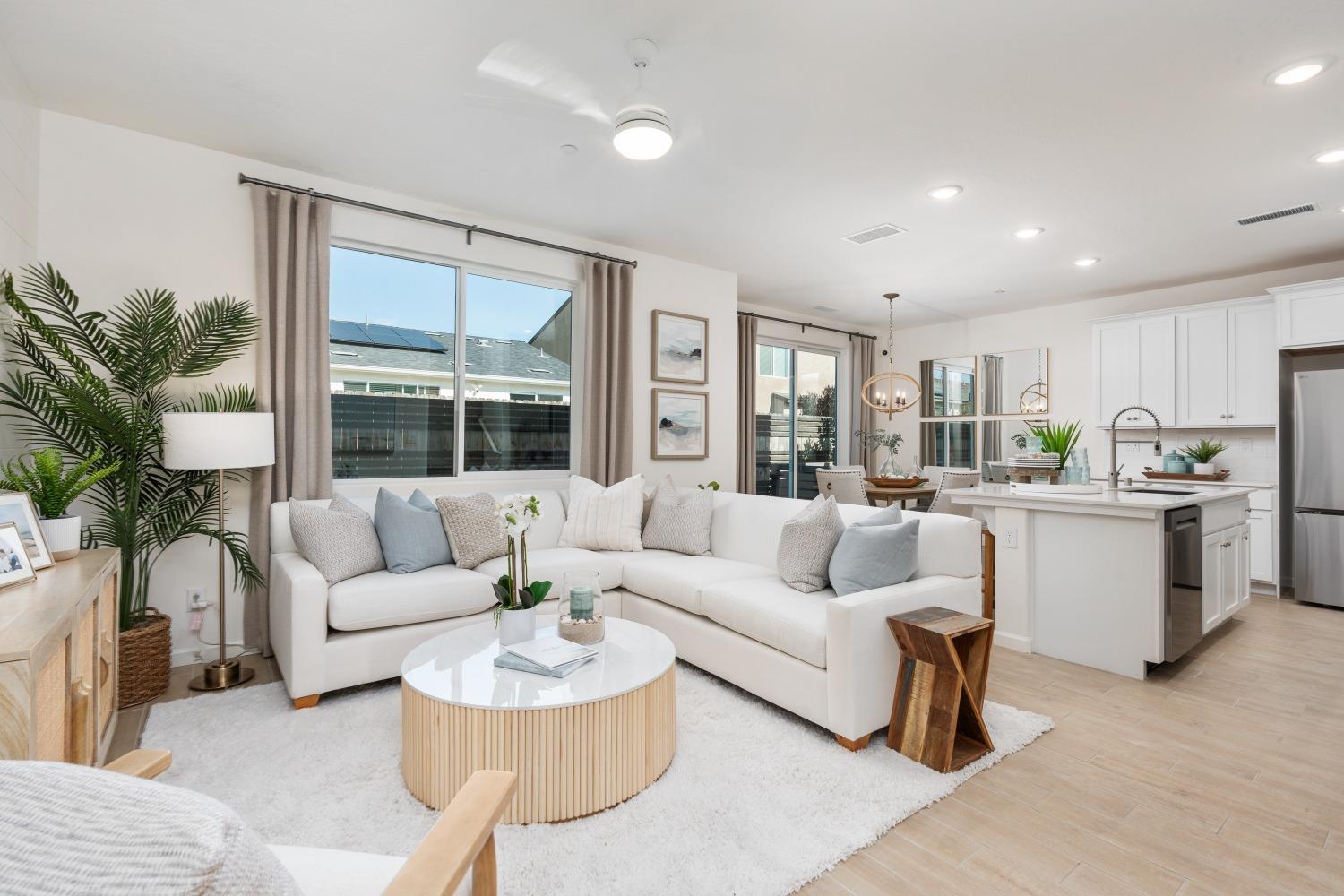 6564 E Cresthaven Dr, Fresno, CA 93727