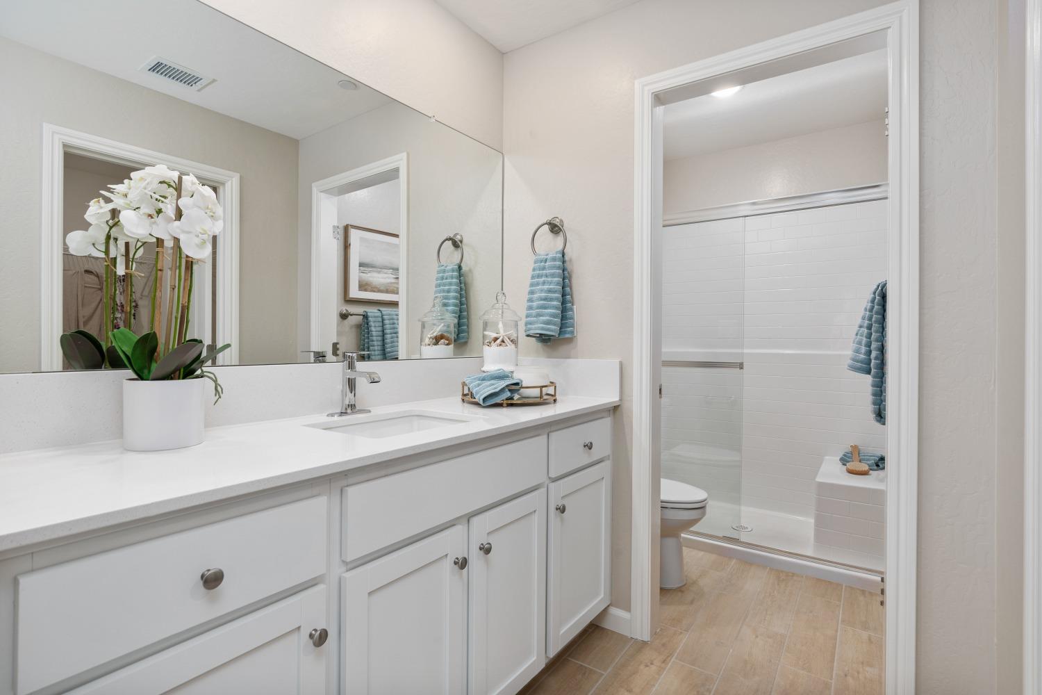 6564 E Cresthaven Dr, Fresno, CA 93727