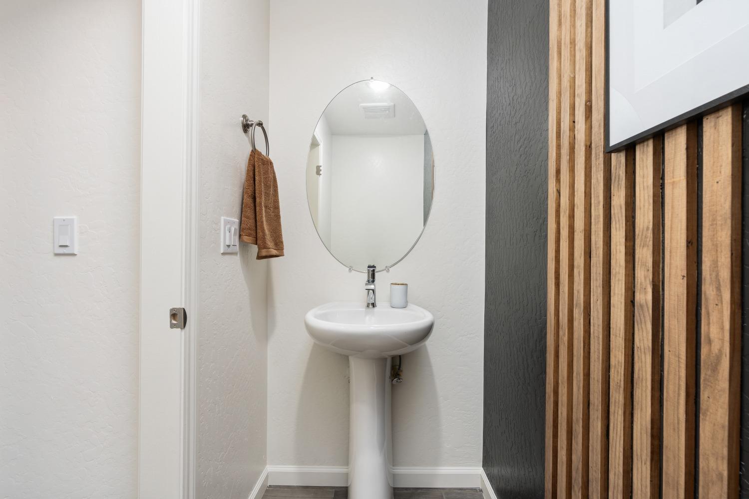 6583 E Cresthaven Dr, Fresno, CA 93727