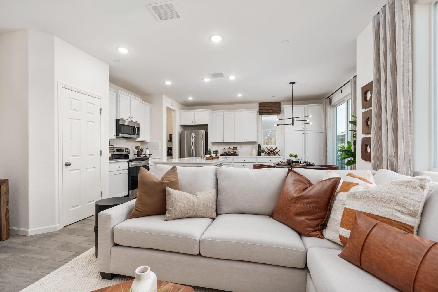 6535 E Cresthaven Dr, Fresno, CA 93727