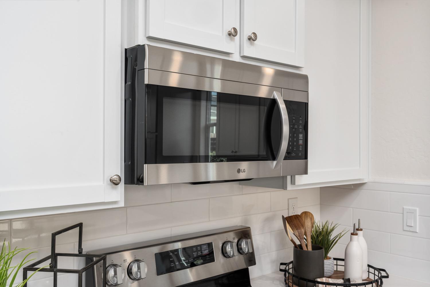 6535 E Cresthaven Dr, Fresno, CA 93727