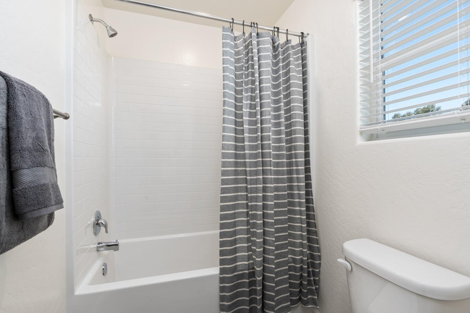 6584 E Blushing Dr, Fresno, CA 93727