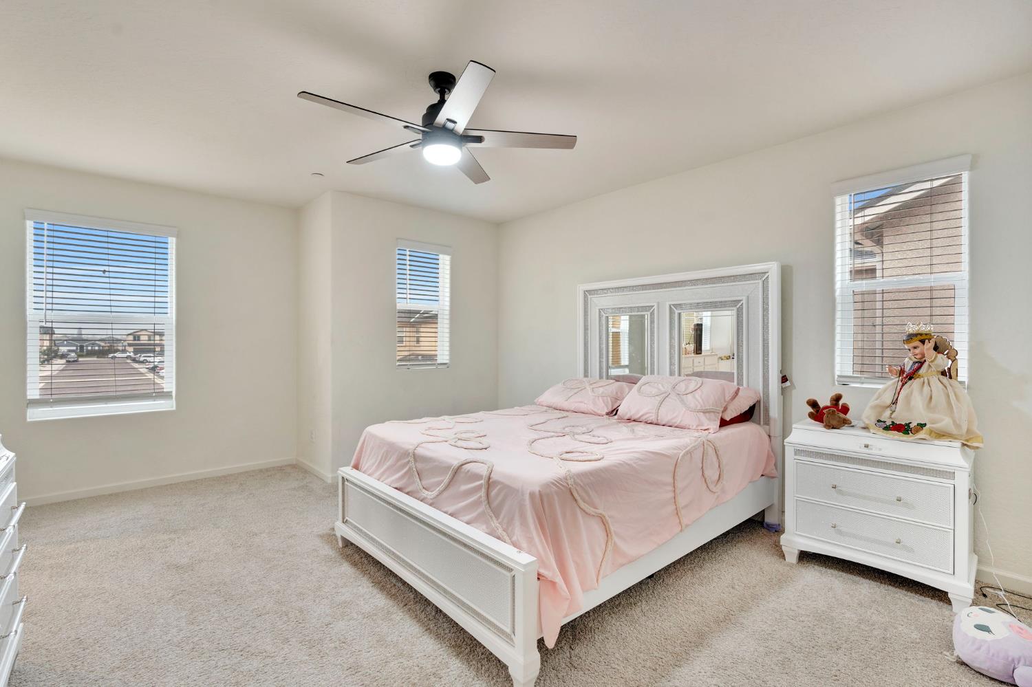 6377 E Meritage Dr, Fresno, CA 93727