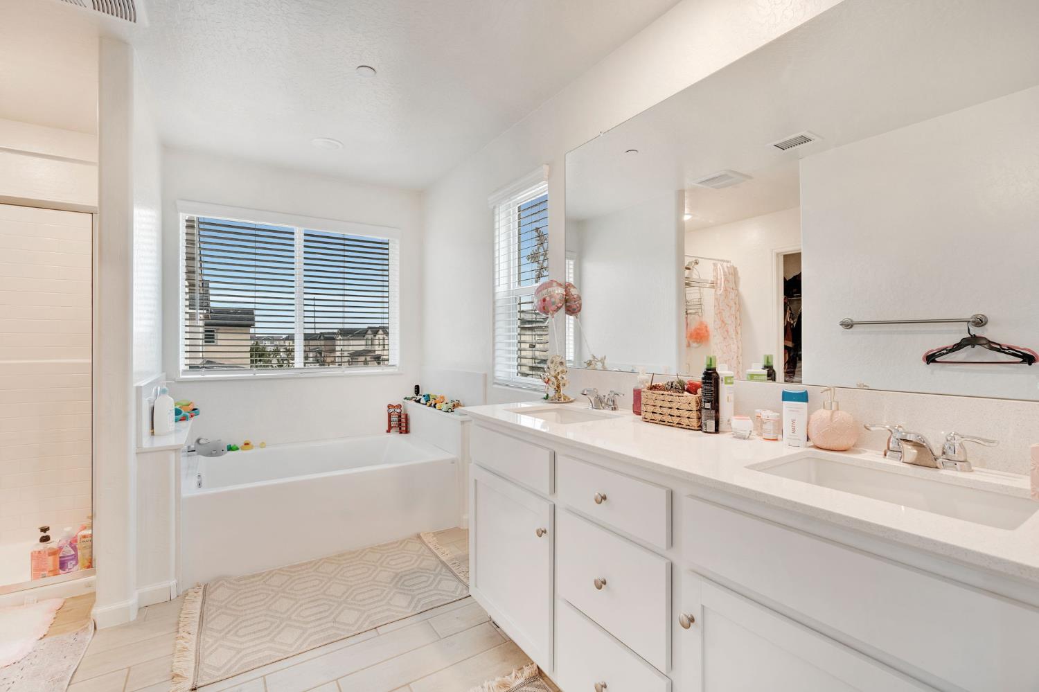 6377 E Meritage Dr, Fresno, CA 93727