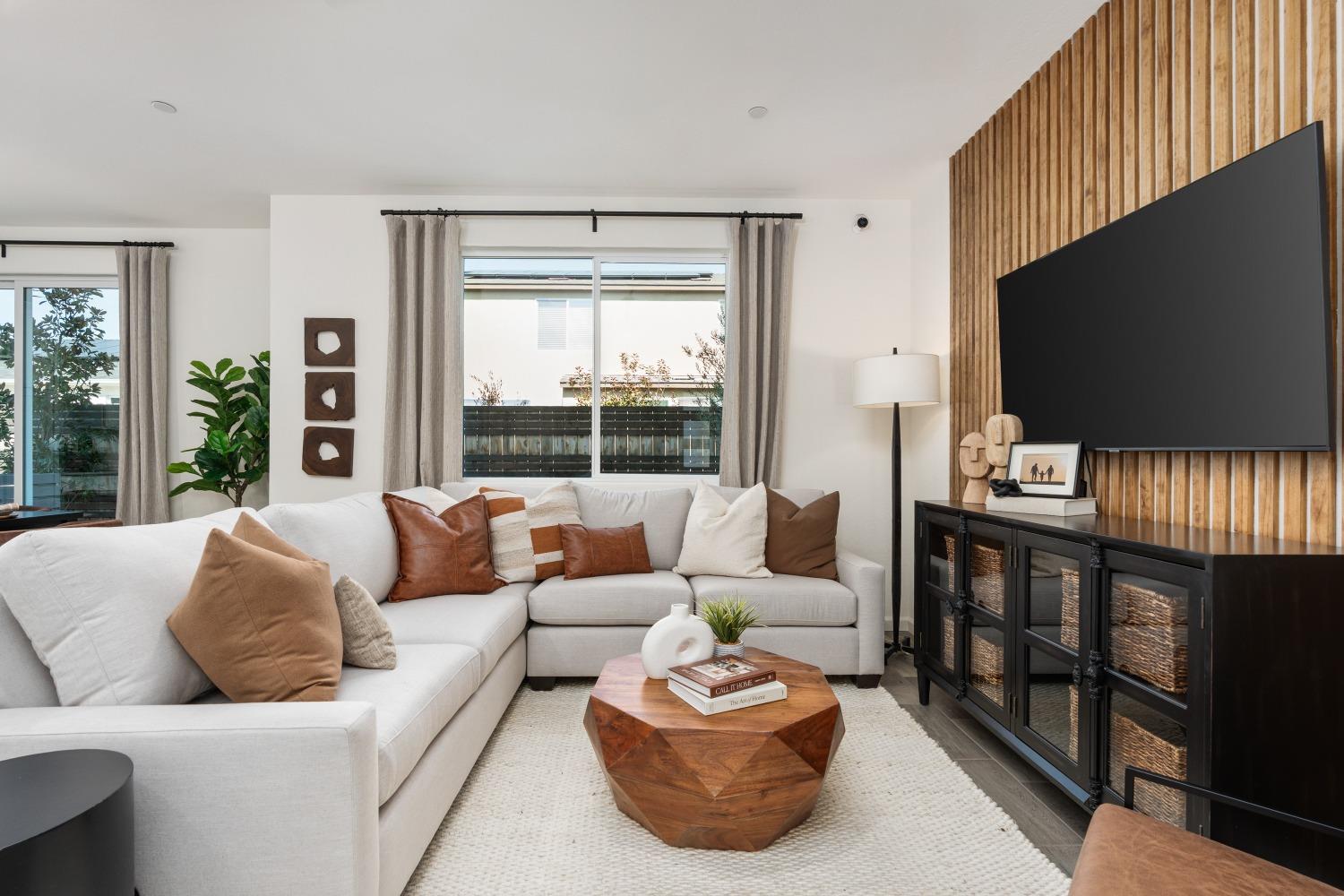 6560 E Clingstone Dr, Fresno, CA 93727