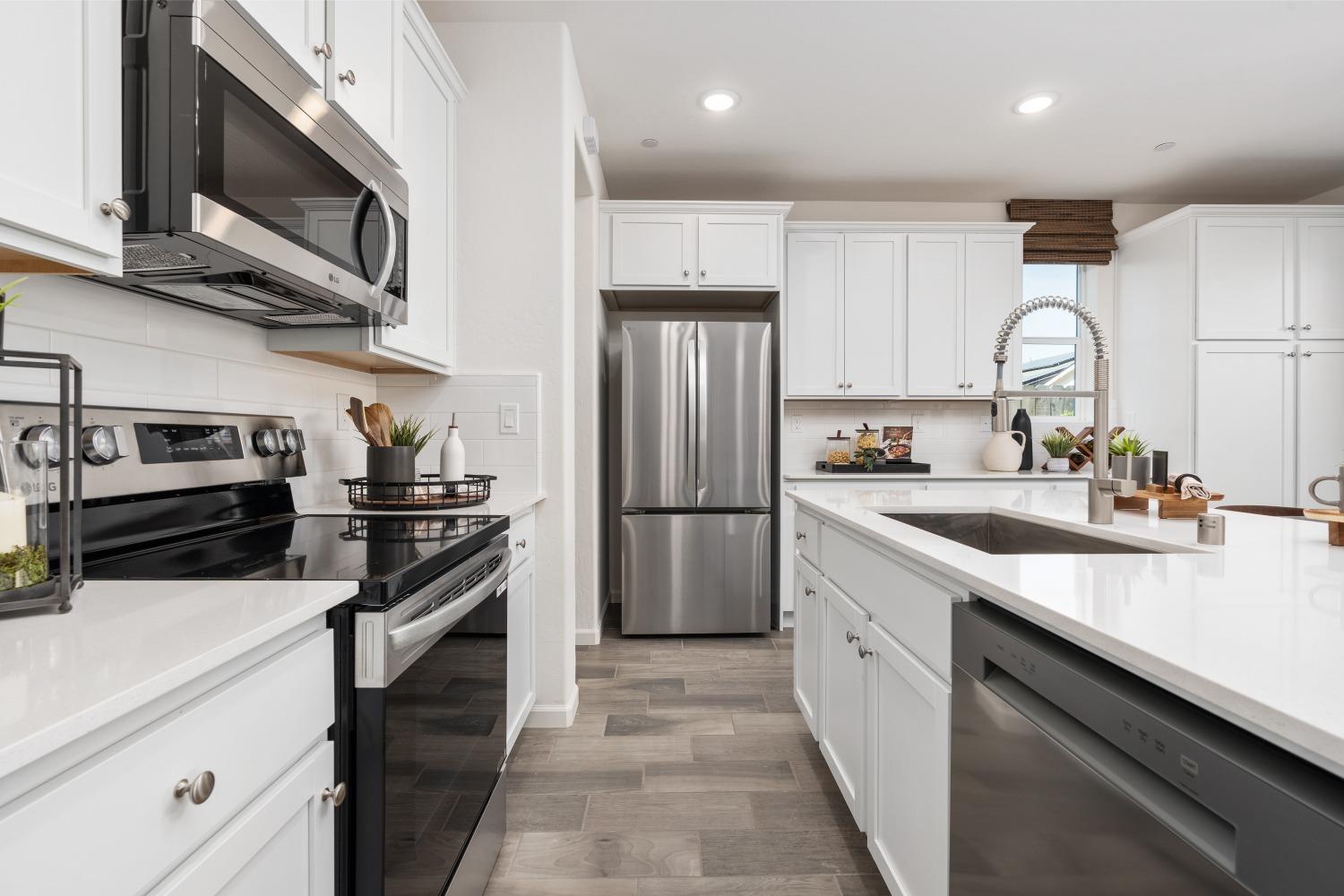 6560 E Clingstone Dr, Fresno, CA 93727