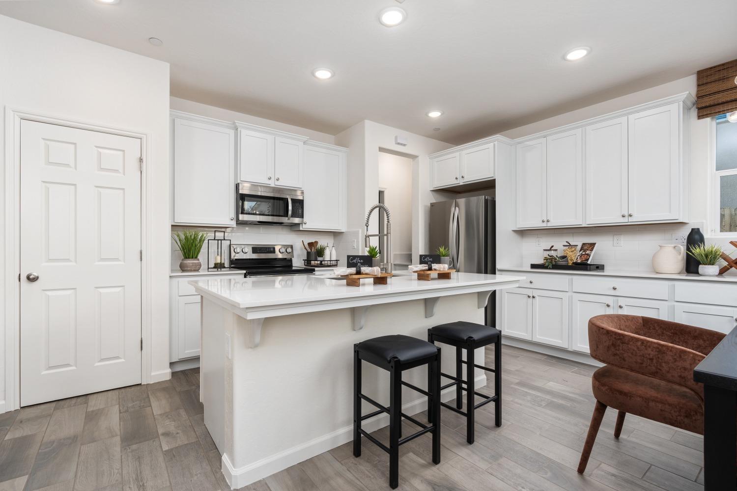 6592 E Clingstone Dr, Fresno, CA 93727