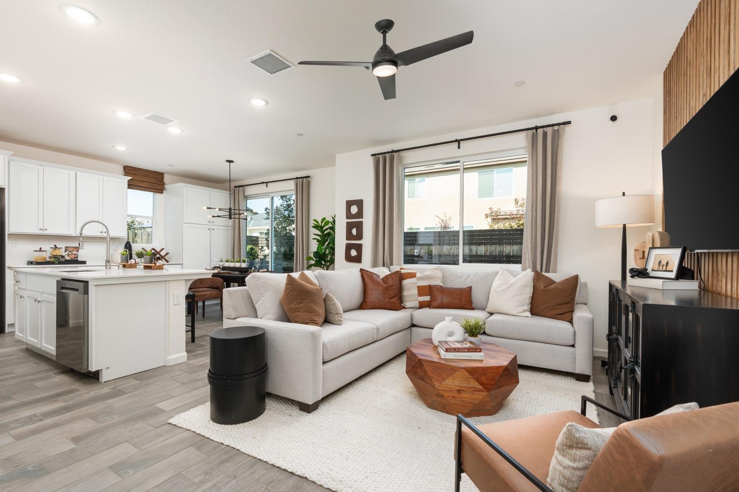 6536 E Blushing Dr, Fresno, CA 93727