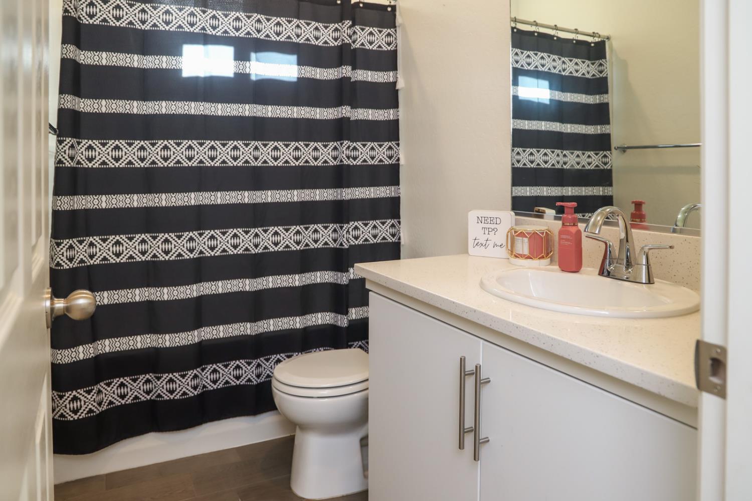 2040 Descanso Ave, Clovis, CA 93619