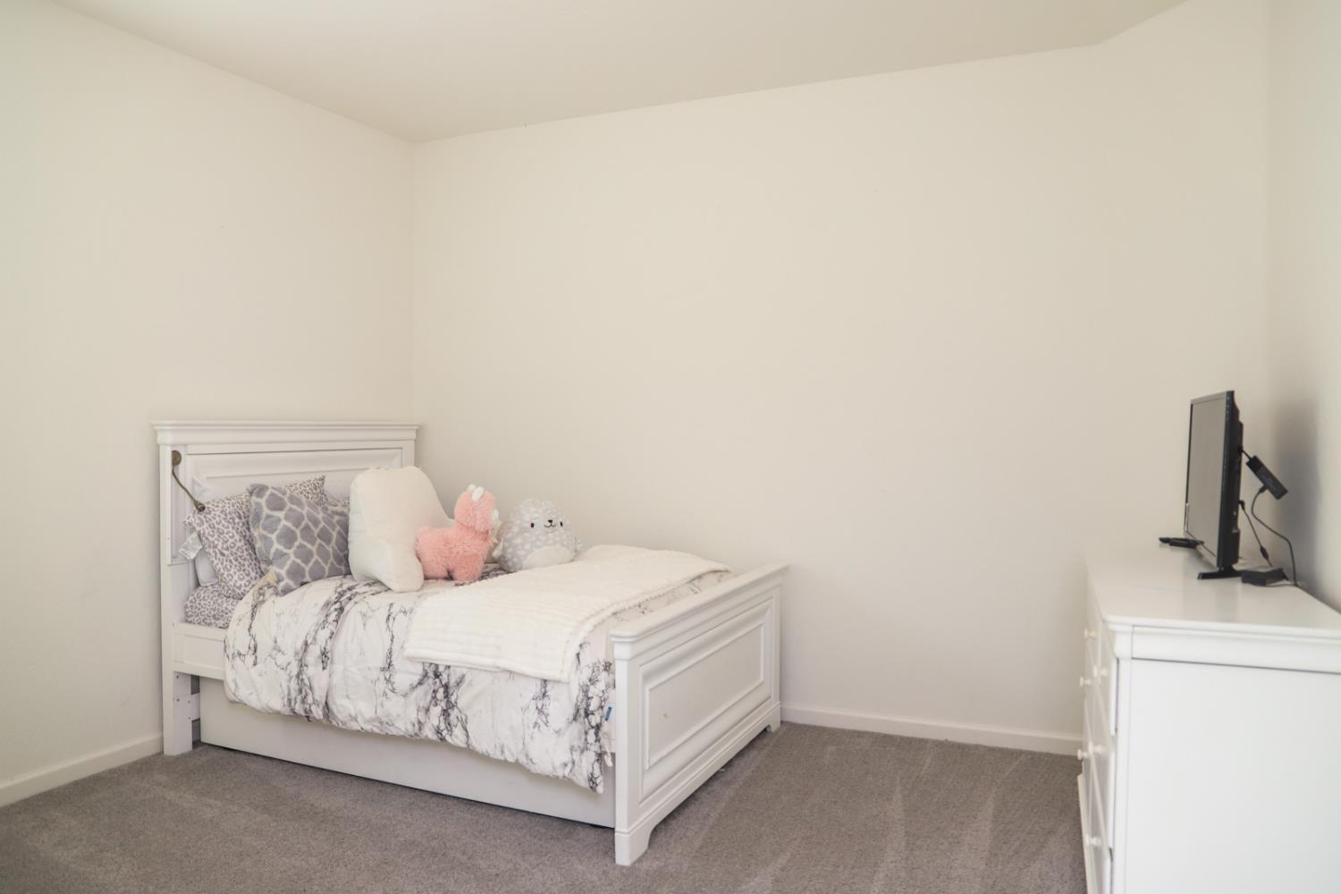 2040 Descanso Ave, Clovis, CA 93619